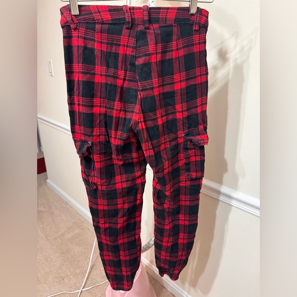 Fashion nova brand plaid, gently used cargo pants - Picture 3 of 3